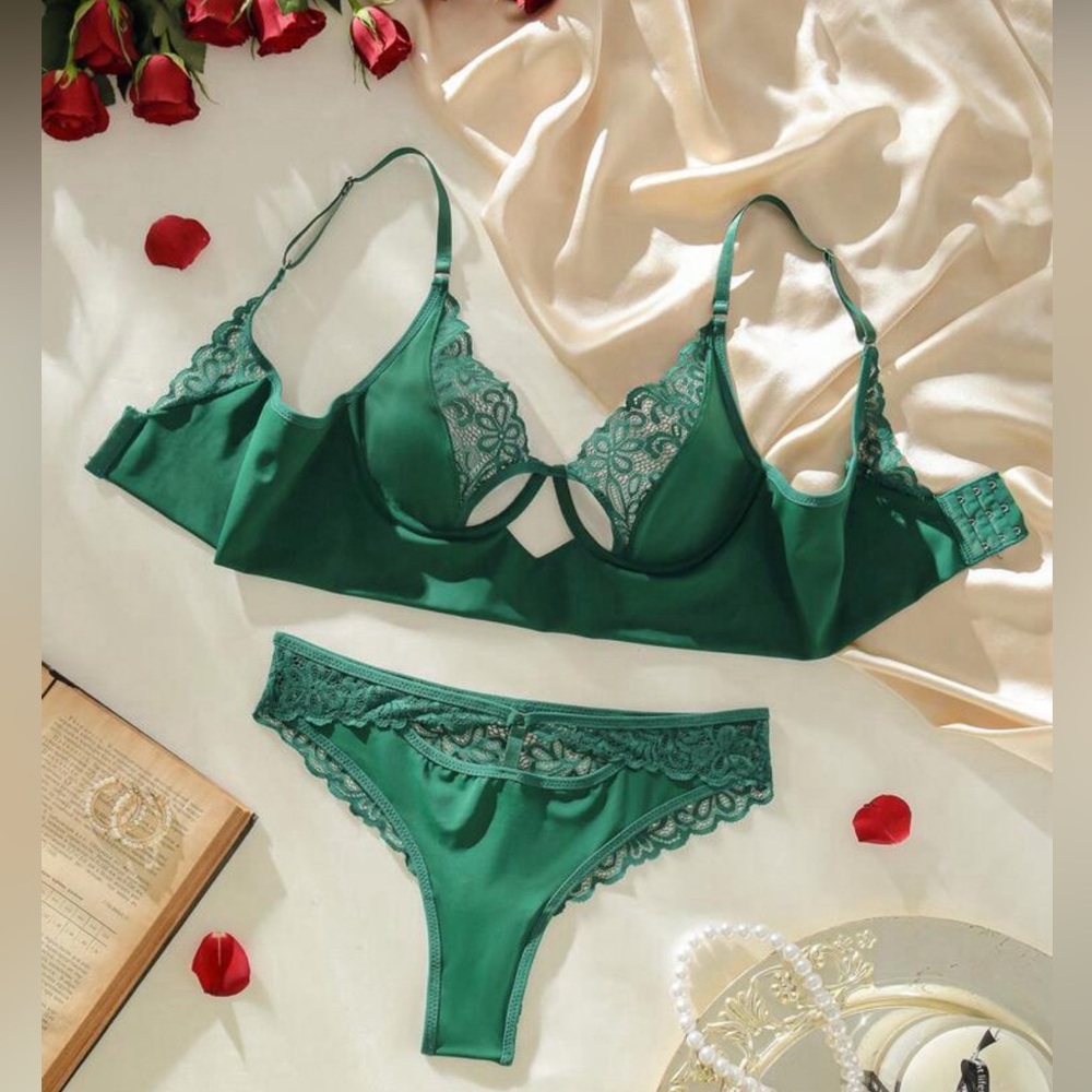 "Sultry Emerald Green Lace Delight Lingerie Set ✨"